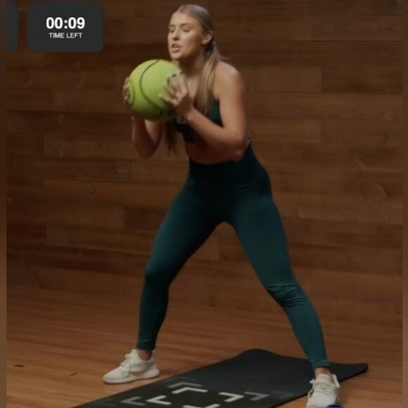 DribbleUp Smart Medicine Ball – 6 lb – Interactive Fitness Tool - Picture 2 of 4